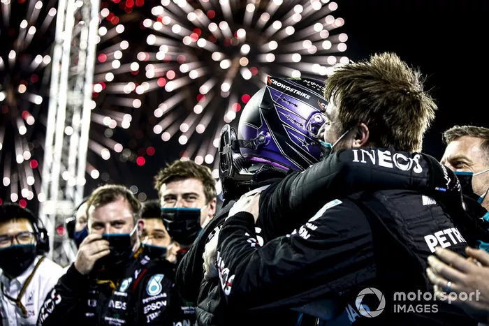 Ganador Lewis Hamilton, Mercedes, celebra con el equipo
