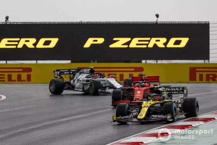 Esteban Ocon, Renault F1 Team R.S.20, Sebastian Vettel, Ferrari SF1000, y Pierre Gasly, AlphaTauri AT01