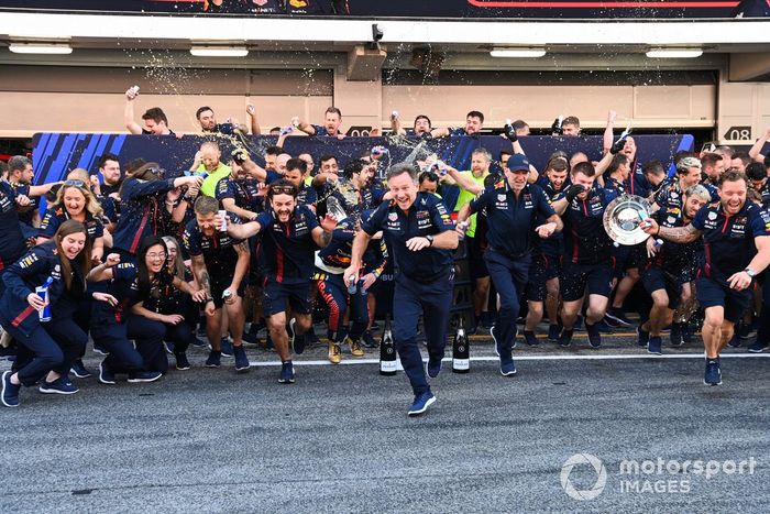 Max Verstappen, Red Bull Racing, 1ª posición, Christian Horner, director del equipo, Red Bull Racing, Adrian Newey, director de tecnología, Red Bull Racing, el equipo Red Bull celebra la victoria.