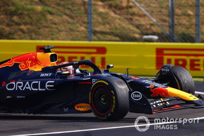 Max Verstappen, Red Bull Racing RB20, se recupera tras colisionar con Lewis Hamilton, Mercedes F1 W15.