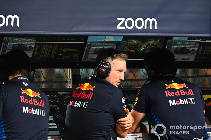 Christian Horner, diretor de equipe da Red Bull Racing, no muro dos boxes