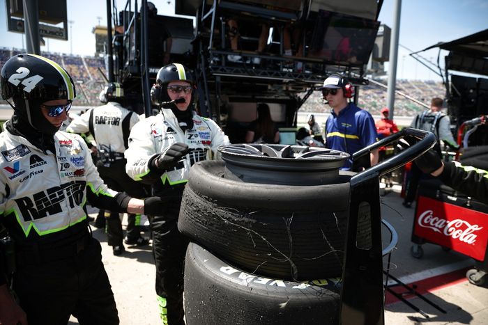 William Byron, Hendrick Motorsports Chevrolet, damaged tire