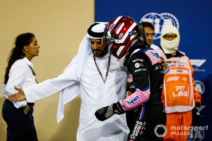 Mohammed bin Sulayem, Presidente de la FIA, con Esteban Ocon, del equipo Alpine F1, en el Parc Ferme