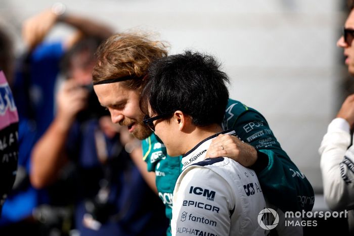 Sebastian Vettel, Aston Martin, con Yuki Tsunoda, Scuderia AlphaTauri