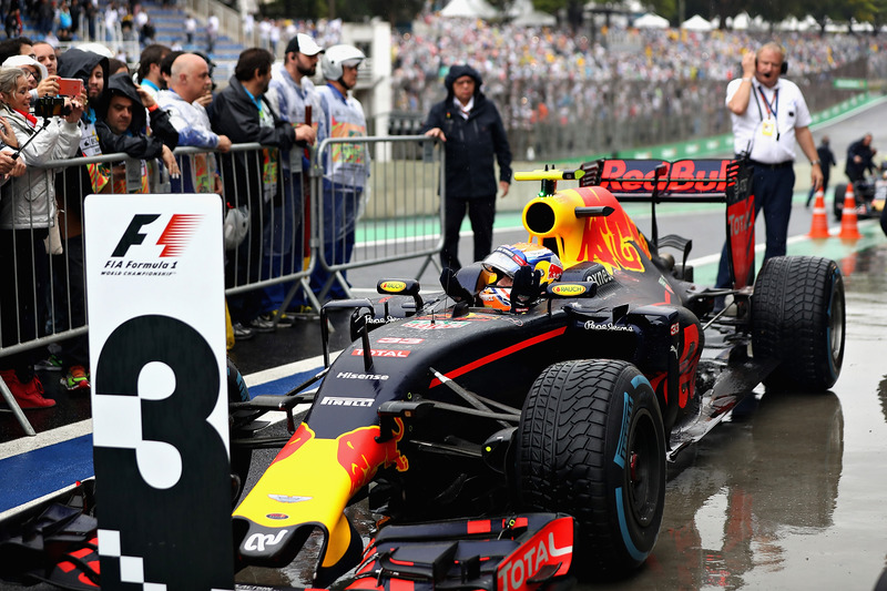Max Verstappen, Red Bull Racing RB12 celebra su tercera posición en Parc Ferme