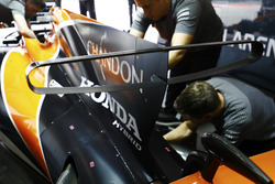 Honda-Techniker am Auto von Fernando Alonso, McLaren MCL32