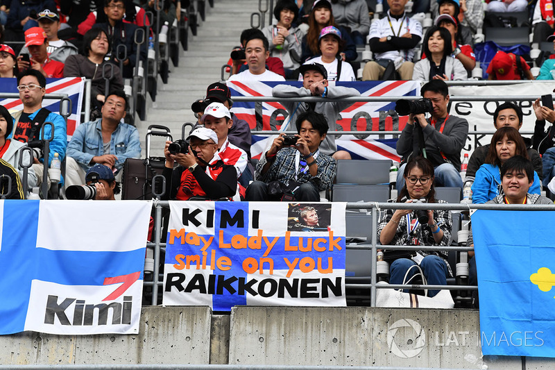 Fans and Kimi Raikkonen, Ferrari banners