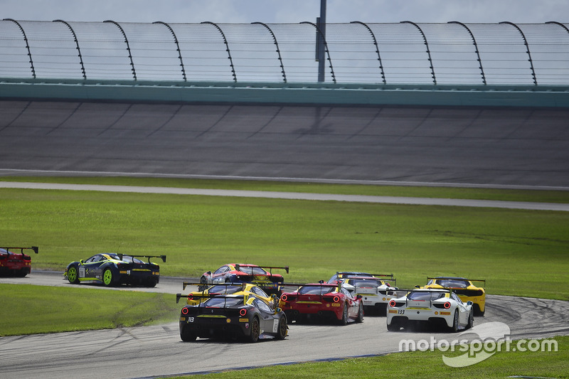 Unfall: #117 The Collection Ferrari 488 Challenge: Amir Kermani, #124 Ferrari of Long Island Ferrari