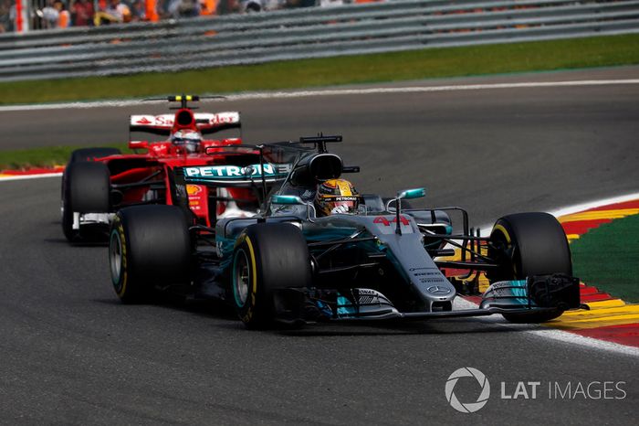 Lewis Hamilton, Mercedes-Benz F1 W08 y Sebastian Vettel, Ferrari SF70H luchan por la posición