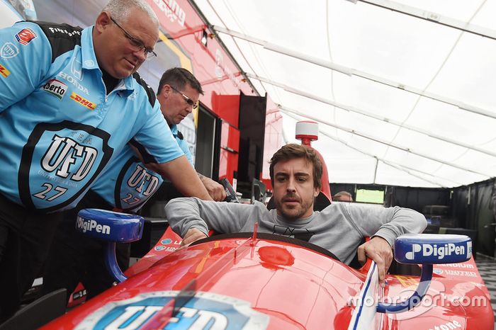 Fernando Alonso sentado en el coche de Marco Andretti