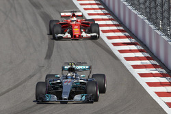 Валттери Боттас, Mercedes AMG F1 W08, и Себастьян Феттель, Ferrari SF70H