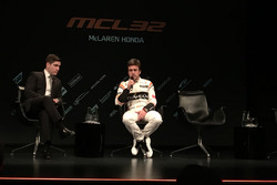 Simon Lazenby con Fernando Alonso, McLaren
