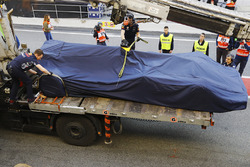El Red Bull Racing RB13 TAG Heuer de Daniel Ricciardo es devuelto al garaje, tapado, sobre el camión