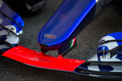 Scuderia Toro Rosso STR12 detail van de voorvleugel
