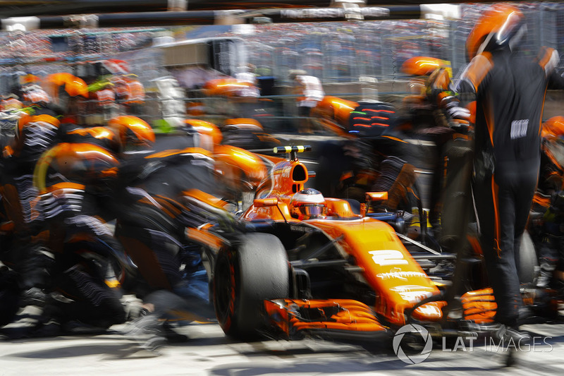 Arrêt au stand pour Stoffel Vandoorne, McLaren MCL32