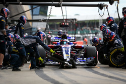 Daniil Kvyat, Scuderia Toro Rosso STR12 pitstop