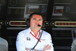 Eric Boullier, Director de carreras de McLaren en el pórtico de la pared de boxes