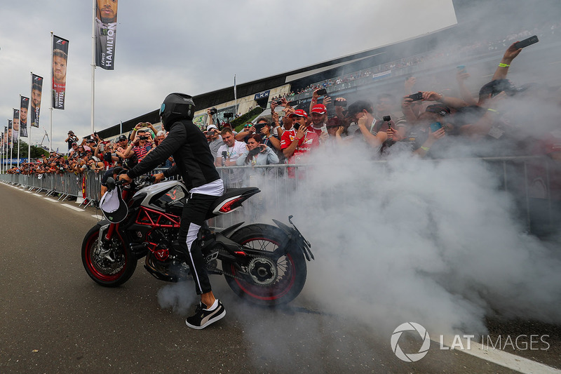 Льюіс Хемілтон, Mercedes AMG F1, на своєму байку MV Agusta Dragster RR LH44 Limited Edition робить бернаут перед уболівальниками