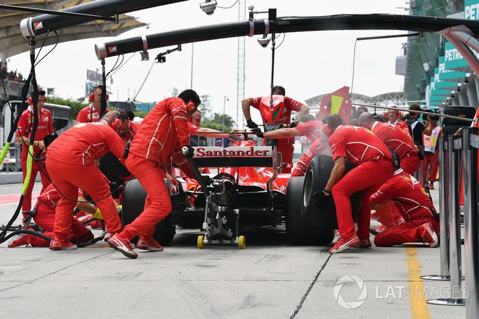 Kimi Raikkonen, Ferrari SF70H pit stop