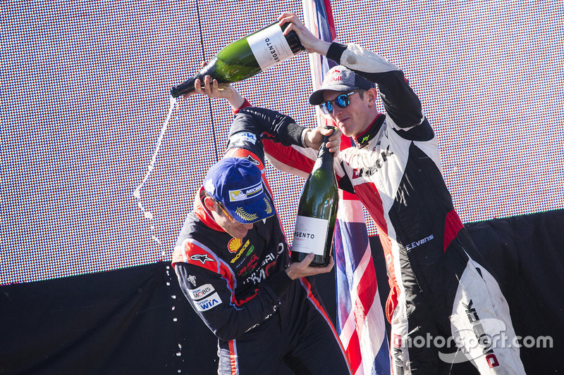 Podium : le vainqueur Thierry Neuville, Hyundai Motorsport, le deuxième Elfyn Evans, M-Sport