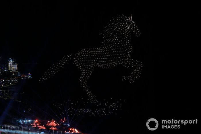 Exhibición de drones antes de la salida