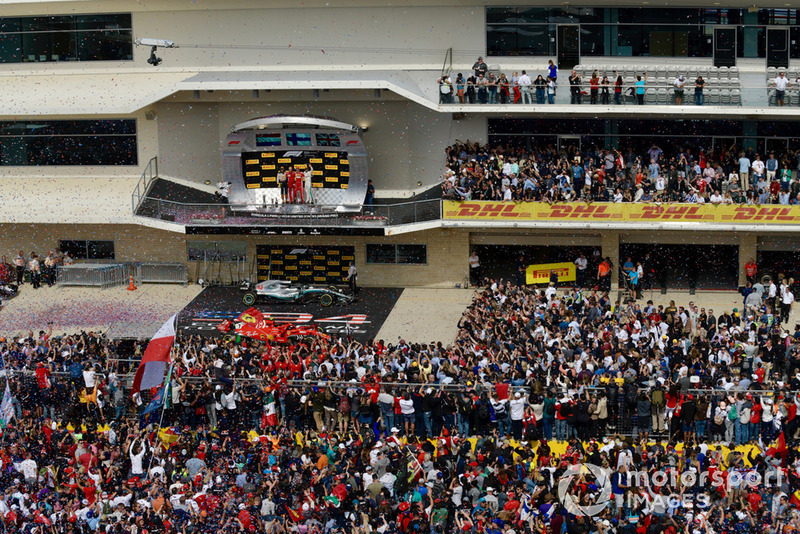 Карло Санті, гоночний інженер Ferrari, Макс Ферстаппен, Red Bull Racing, Кімі Райкконен, Ferrari, та Льюіс Хемілтон, Mercedes AMG F1 святкують на подіумі