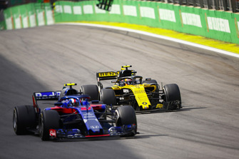 Carlos Sainz Jr., Renault Sport F1 Team R.S. 18, attaque Pierre Gasly, Toro Rosso STR13.
