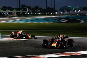 Daniel Ricciardo, Red Bull Racing RB14 precede Max Verstappen, Red Bull Racing RB14 