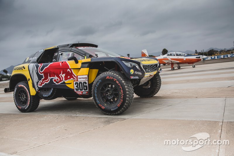 Sebastien Loeb y Daniel Elena of PH Sport corren ante un avión en el Rally Dakar.