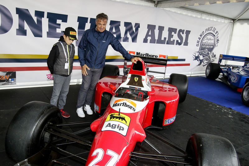 Jean Alesi aux côtés d'une Ferrari