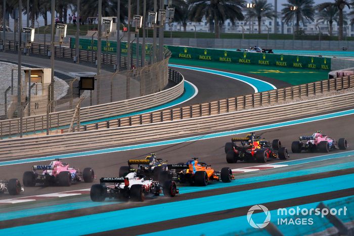 Fernando Alonso, McLaren MCL33, Y Kevin Magnussen, Haas F1 Team VF-18, en la primera curva