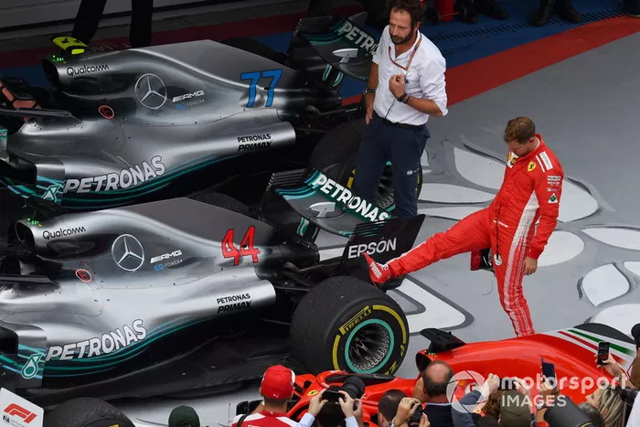 Sebastian Vettel, Ferrari mira la rueda trasera del coche de Lewis Hamilton, Mercedes-AMG F1 W09
