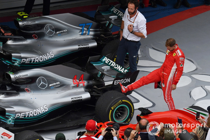 Sebastian Vettel, Ferrari mira la rueda trasera del coche de Lewis Hamilton, Mercedes-AMG F1 W09