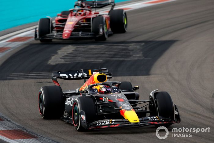 Max Verstappen, Red Bull Racing RB18, Charles Leclerc, Ferrari F1-75