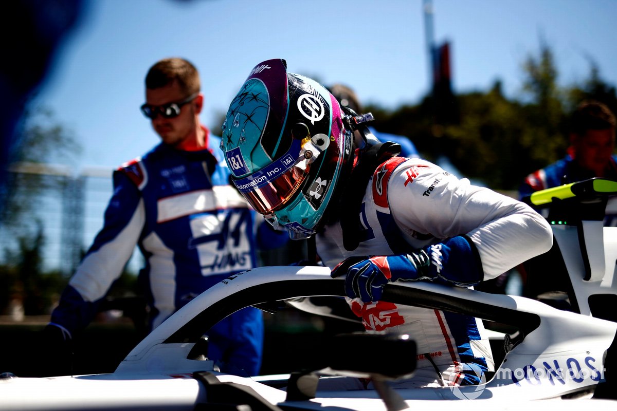 Mick Schumacher, Haas F1 Team, en la parrilla de salida