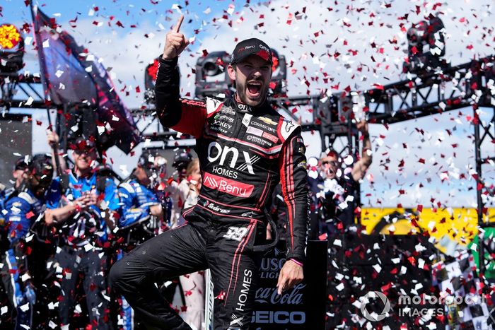 Ganador de la carrera Daniel Suárez, TrackHouse Racing, Onx Homes / Renu Chevrolet Camaro 