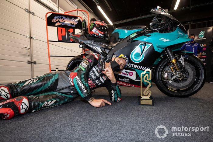 Ganador Fabio Quartararo, Petronas Yamaha SRT con el trofeo