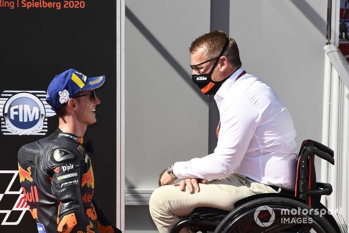 Ganador de la pole Pol Espargaró, Red Bull KTM Factory Racing, Pit Beirer