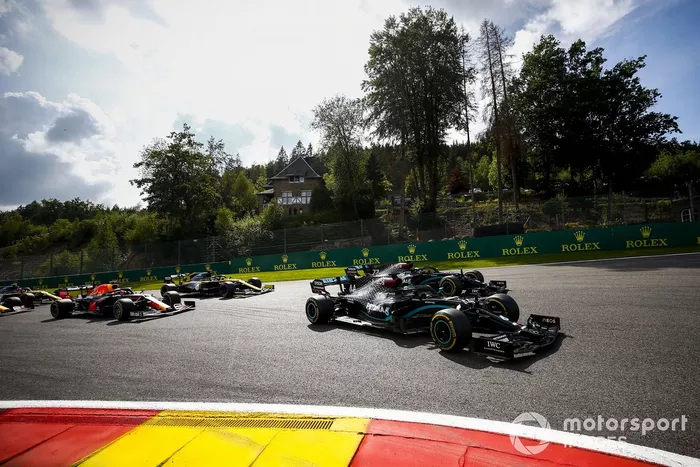 Lewis Hamilton, Mercedes F1 W11 Valtteri Bottas, Mercedes F1 W11, Max Verstappen, Red Bull Racing RB16 y Daniel Ricciardo, Renault F1 Team R.S.20 al inicio