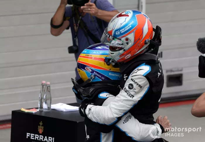 Fernando Alonso, Alpine F1, celebra con Esteban Ocon, Alpine F1, la 1ª posición, en el Parc Ferme