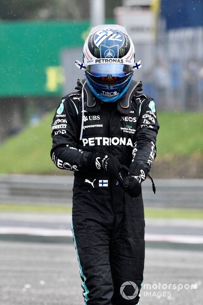 Valtteri Bottas, de Mercedes, se aleja de su coche dañado tras chocar en la salida
