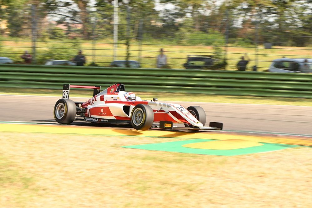 Sztuka Kacper su una vettura di F4