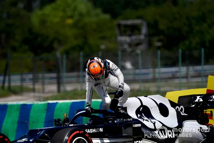 Yuki Tsunoda, AlphaTauri AT02, se baja de su coche tras hacer un trompo en los entrenamientos