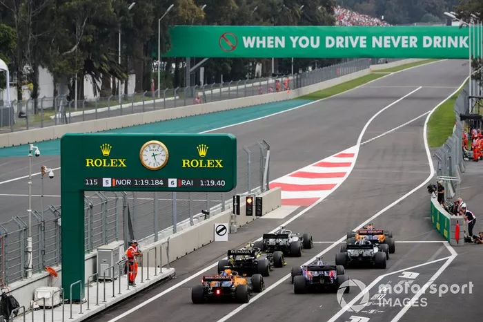 Carlos Sainz Jr, McLaren MCL34, Lewis Hamilton, Mercedes AMG F1 W10, Valtteri Bottas, Mercedes AMG W10, Nico Hulkenberg, Renault F1 Team R.S. 19, Daniil Kvyat, Toro Rosso STR14, y Lando Norris, McLaren MCL34, hacen cola para salir de los boxes.