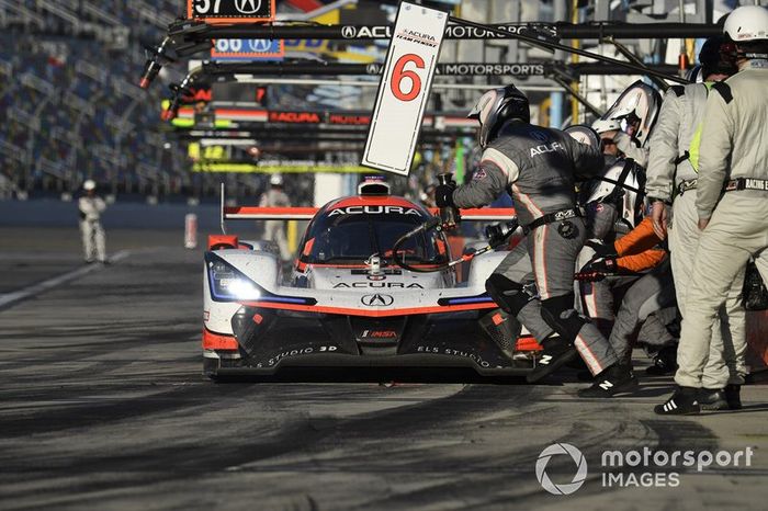 #6 Acura Team Penske Acura DPi, DPi: Juan Pablo Montoya, Dane Cameron, Simon Pagenaud - pit stop