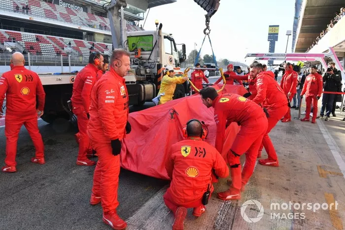 El coche de Sebastian Vettel, Ferrari vuelve en grúa al box