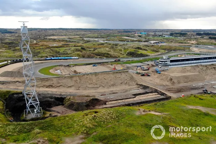 Trabajos de construcción en el autódromo de Zandvoort para el Gran Premio de Holanda