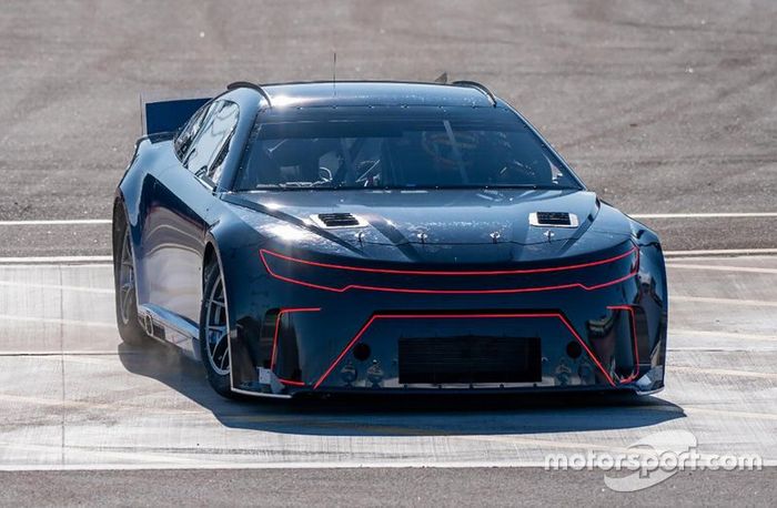 Joey Logano prueba el auto stock de próxima generación para la serie Nascar Cup