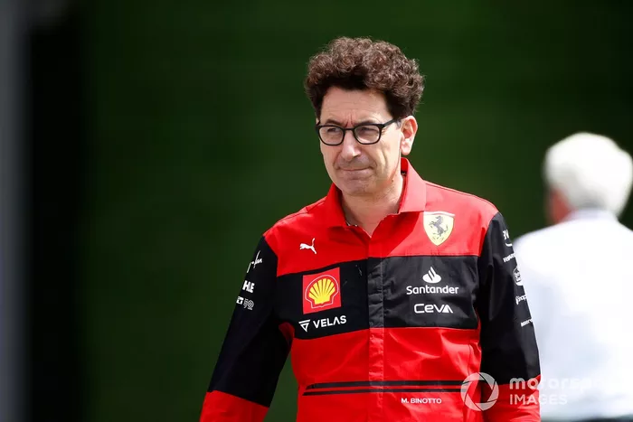 Mattia Binotto, director del equipo Ferrari, llega a la pista