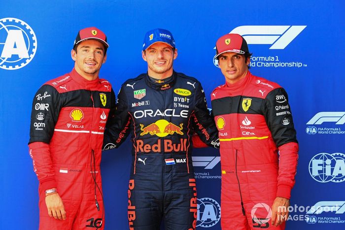 Top3 de la calificación: segundo puesto Charles Leclerc, Ferrari, ganador de la pole Max Verstappen, Red Bull Racing, tercero Carlos Sainz, Ferrari 
